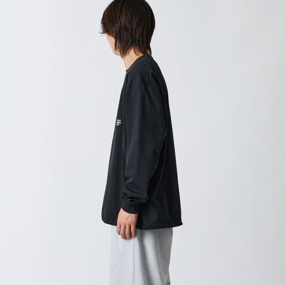 Marmot [マーモット] 別注 バーティカルロゴ バックプリントロンT [MTFW26ULS371IN-JF] BLACK &&モデル身長：177cm 着用サイズ：L&&