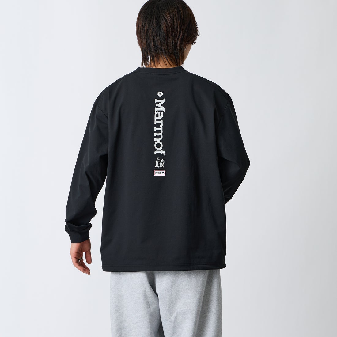 Marmot [マーモット] 別注 バーティカルロゴ バックプリントロンT [MTFW26ULS371IN-JF] BLACK &&モデル身長：177cm 着用サイズ：L&&