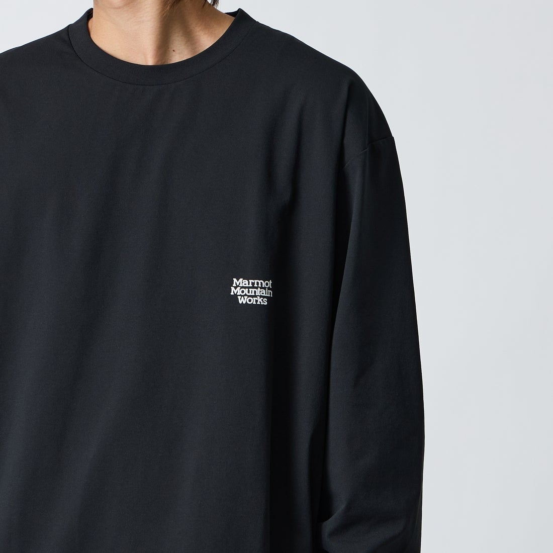 Marmot [マーモット] 別注 バーティカルロゴ バックプリントロンT [MTFW26ULS371IN-JF] BLACK &&モデル身長：177cm 着用サイズ：L&&