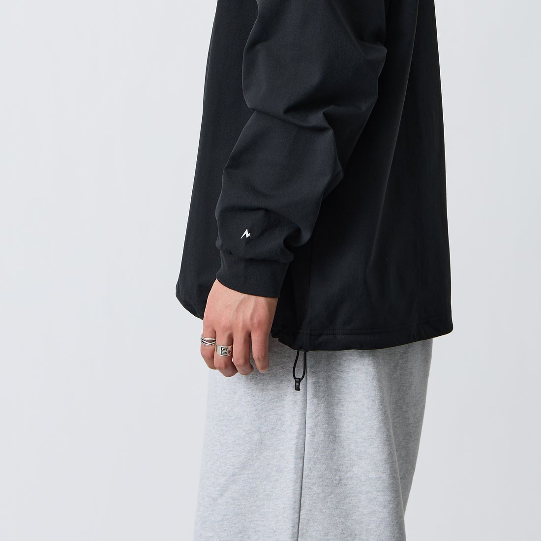 Marmot [マーモット] 別注 バーティカルロゴ バックプリントロンT [MTFW26ULS371IN-JF] BLACK &&モデル身長：177cm 着用サイズ：L&&