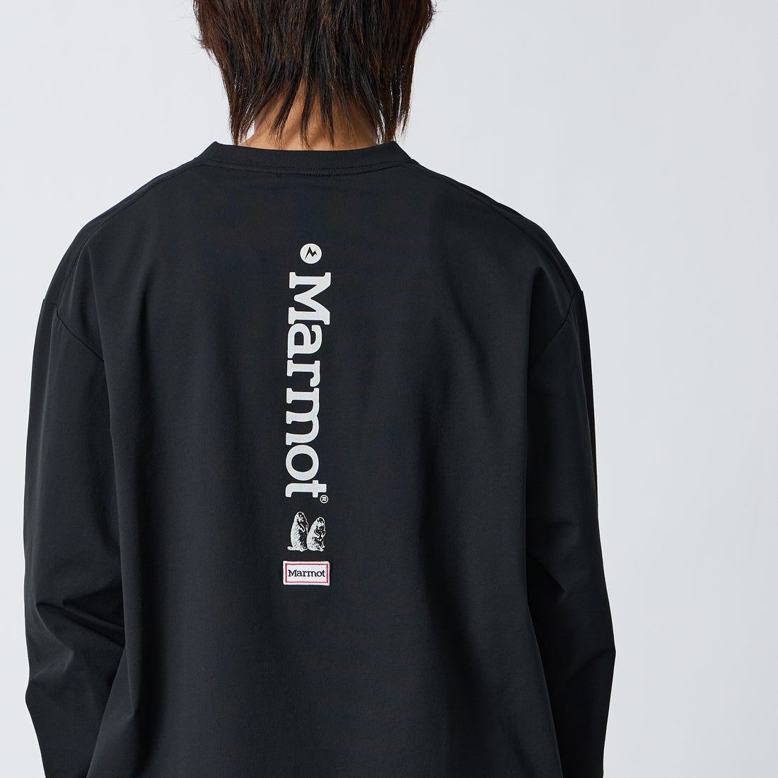 Marmot [マーモット] 別注 バーティカルロゴ バックプリントロンT [MTFW26ULS371IN-JF] BLACK &&モデル身長：177cm 着用サイズ：L&&