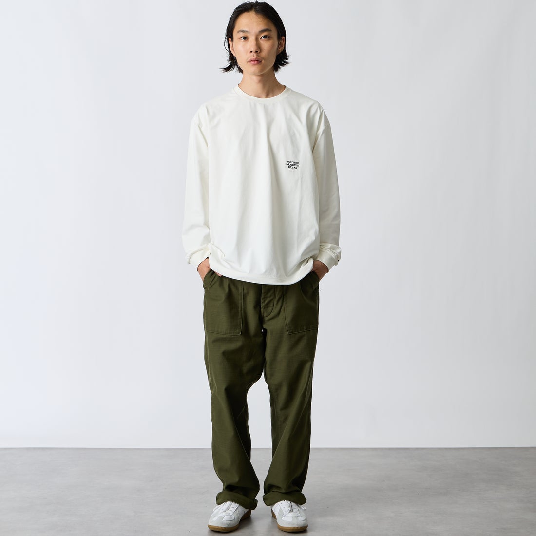 Marmot [マーモット] 別注 バーティカルロゴ バックプリントロンT [MTFW26ULS371IN-JF] WHITE &&モデル身長：175cm 着用サイズ：L&&