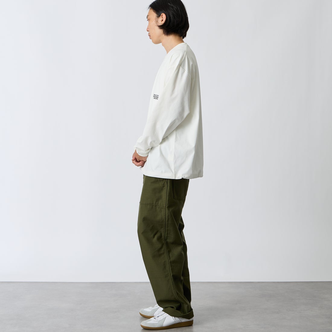 Marmot [マーモット] 別注 バーティカルロゴ バックプリントロンT [MTFW26ULS371IN-JF] WHITE &&モデル身長：175cm 着用サイズ：L&&