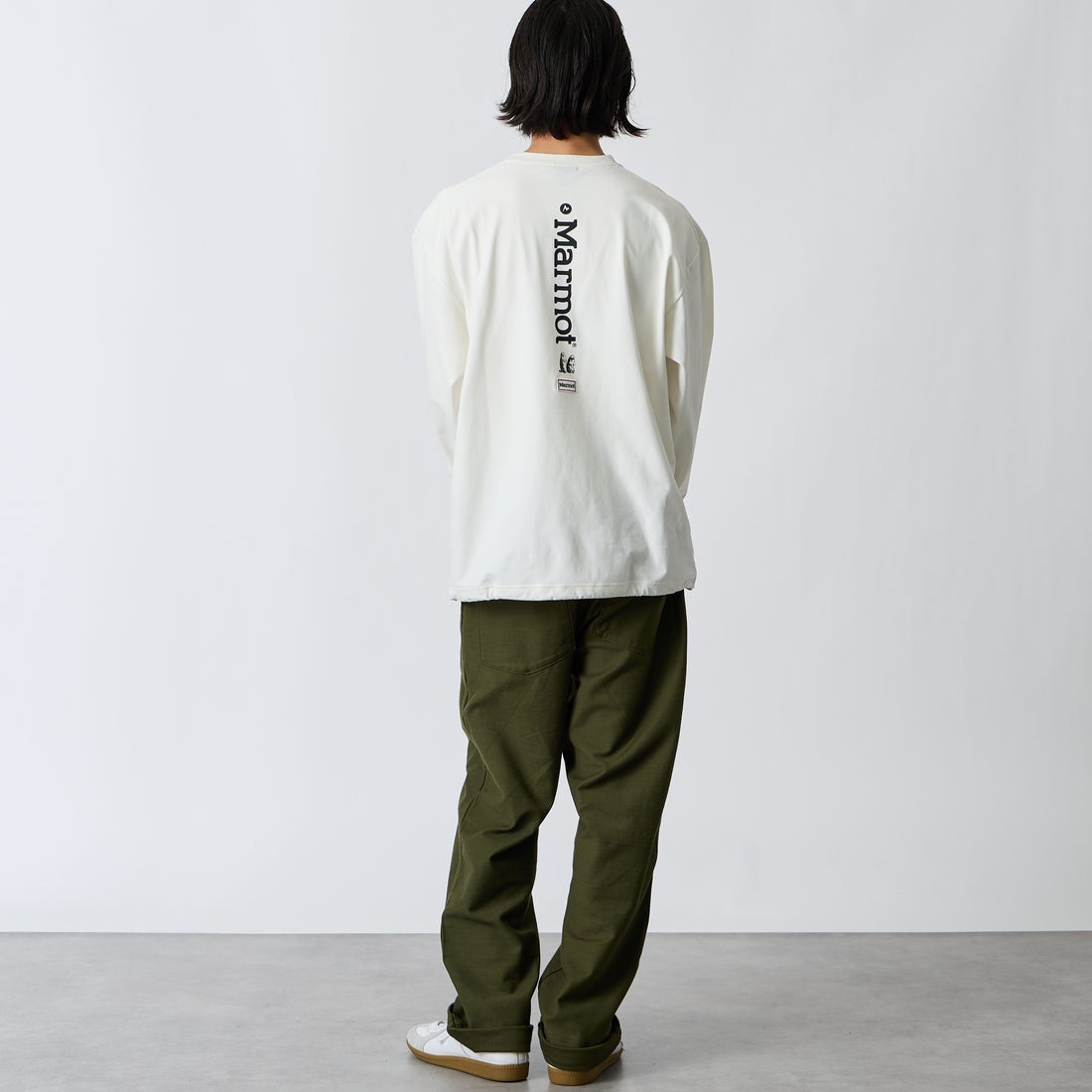Marmot [マーモット] 別注 バーティカルロゴ バックプリントロンT [MTFW26ULS371IN-JF] WHITE &&モデル身長：175cm 着用サイズ：L&&