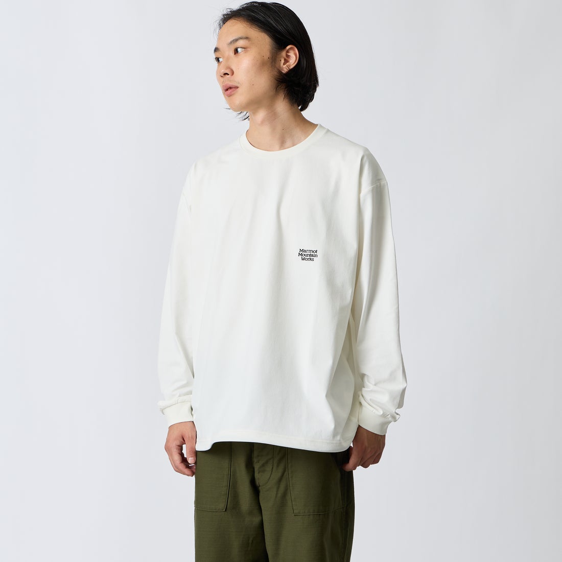 Marmot [マーモット] 別注 バーティカルロゴ バックプリントロンT [MTFW26ULS371IN-JF] WHITE &&モデル身長：175cm 着用サイズ：L&&