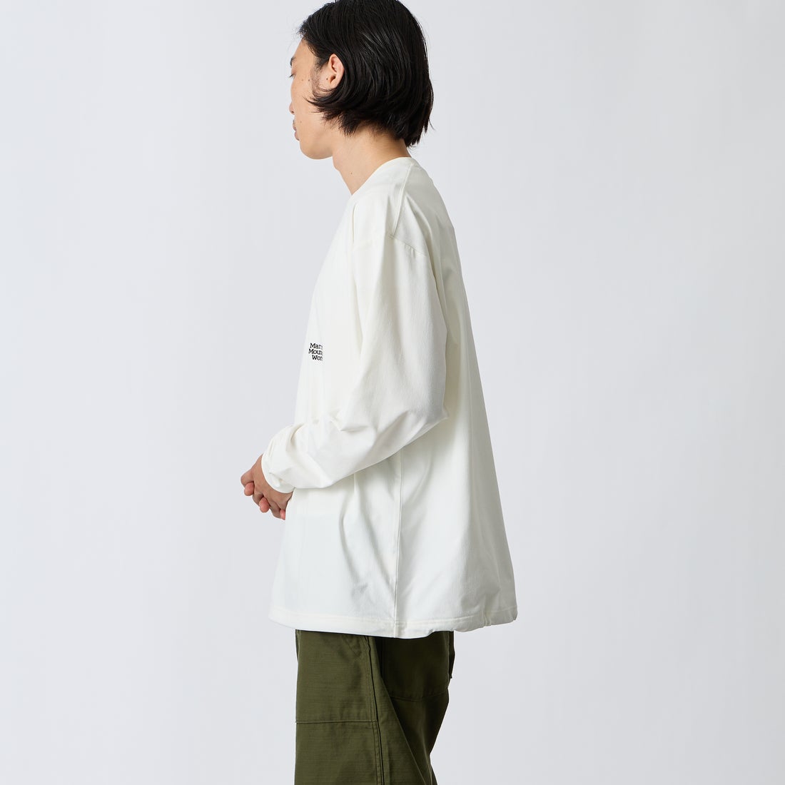 Marmot [マーモット] 別注 バーティカルロゴ バックプリントロンT [MTFW26ULS371IN-JF] WHITE &&モデル身長：175cm 着用サイズ：L&&