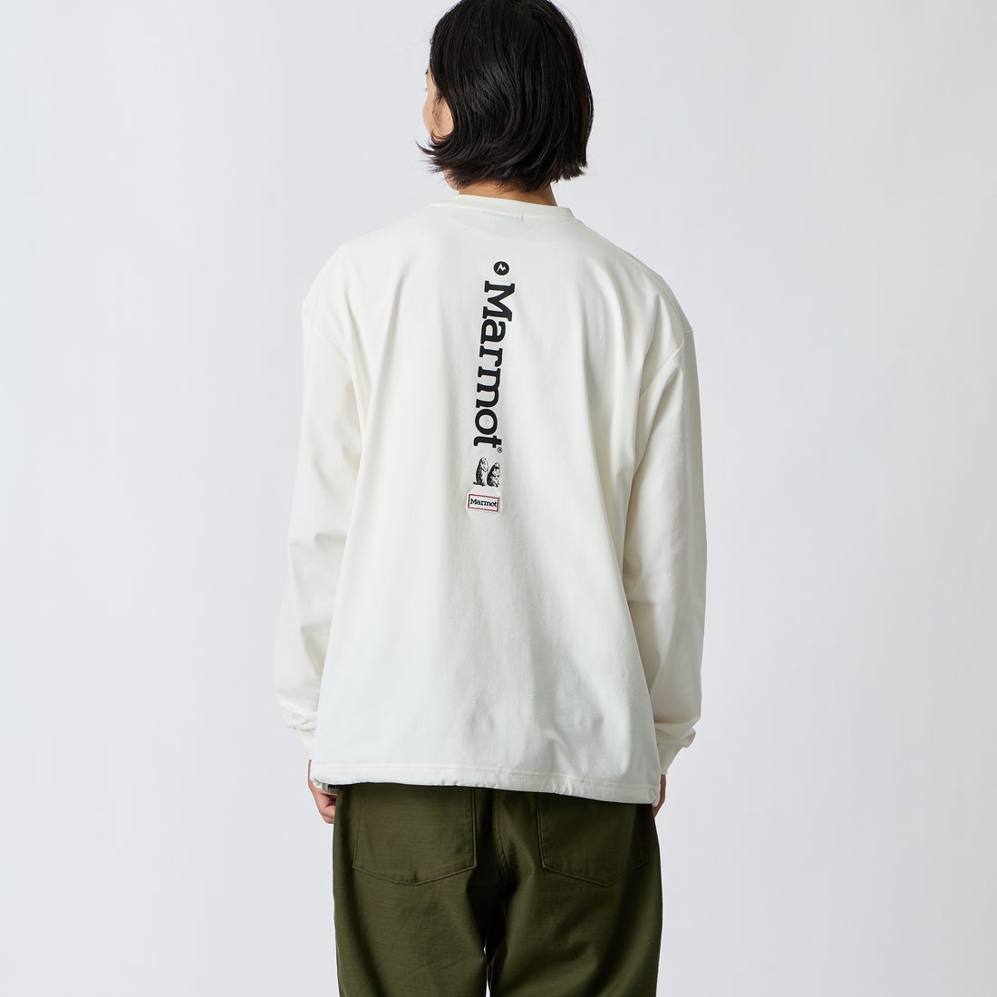 Marmot [マーモット] 別注 バーティカルロゴ バックプリントロンT [MTFW26ULS371IN-JF] WHITE &&モデル身長：175cm 着用サイズ：L&&