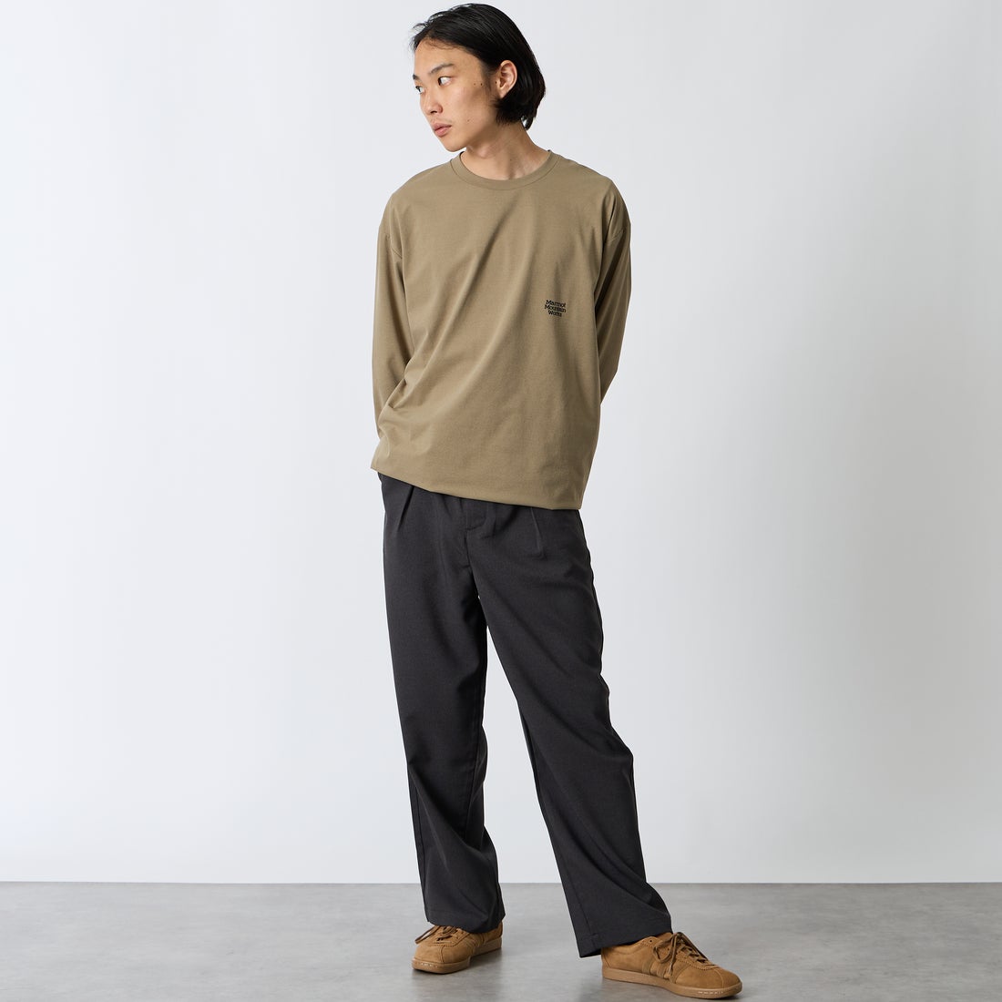 Marmot [マーモット] 別注 バーティカルロゴ バックプリントロンT [MTFW26ULS371IN-JF] D.BEIGE &&モデル身長：175cm 着用サイズ：L&&