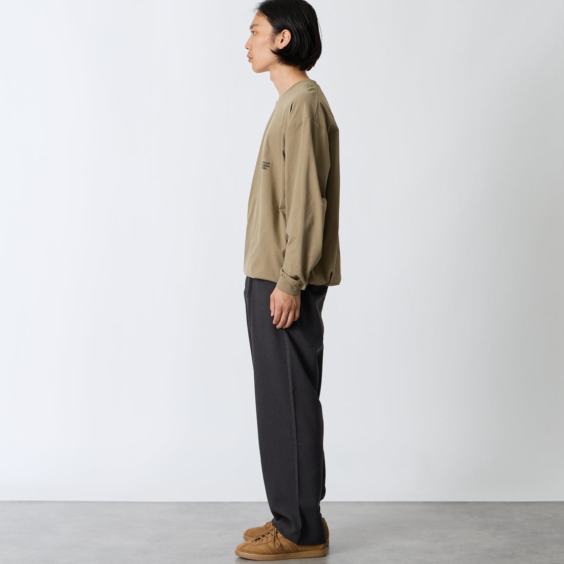 Marmot [マーモット] 別注 バーティカルロゴ バックプリントロンT [MTFW26ULS371IN-JF] D.BEIGE &&モデル身長：175cm 着用サイズ：L&&