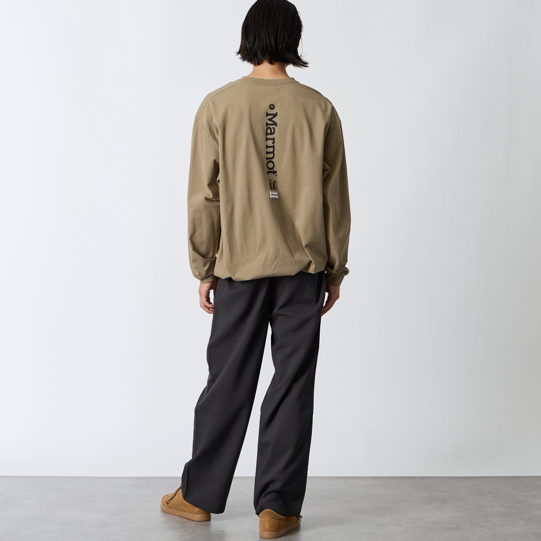 Marmot [マーモット] 別注 バーティカルロゴ バックプリントロンT [MTFW26ULS371IN-JF] D.BEIGE &&モデル身長：175cm 着用サイズ：L&&