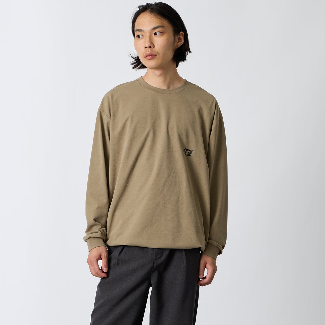 Marmot [マーモット] 別注 バーティカルロゴ バックプリントロンT [MTFW26ULS371IN-JF] D.BEIGE &&モデル身長：175cm 着用サイズ：L&&