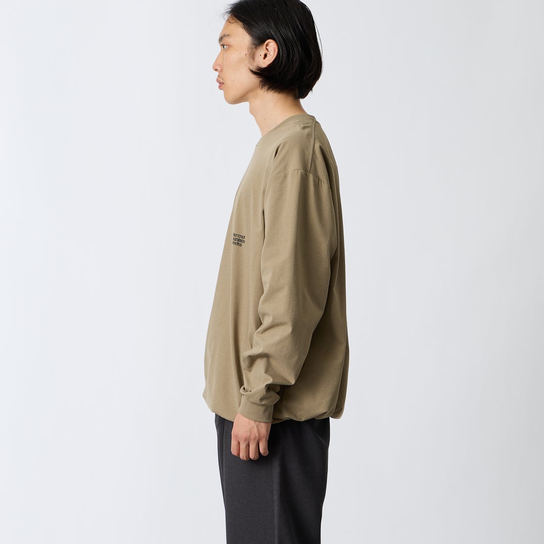 Marmot [マーモット] 別注 バーティカルロゴ バックプリントロンT [MTFW26ULS371IN-JF] D.BEIGE &&モデル身長：175cm 着用サイズ：L&&