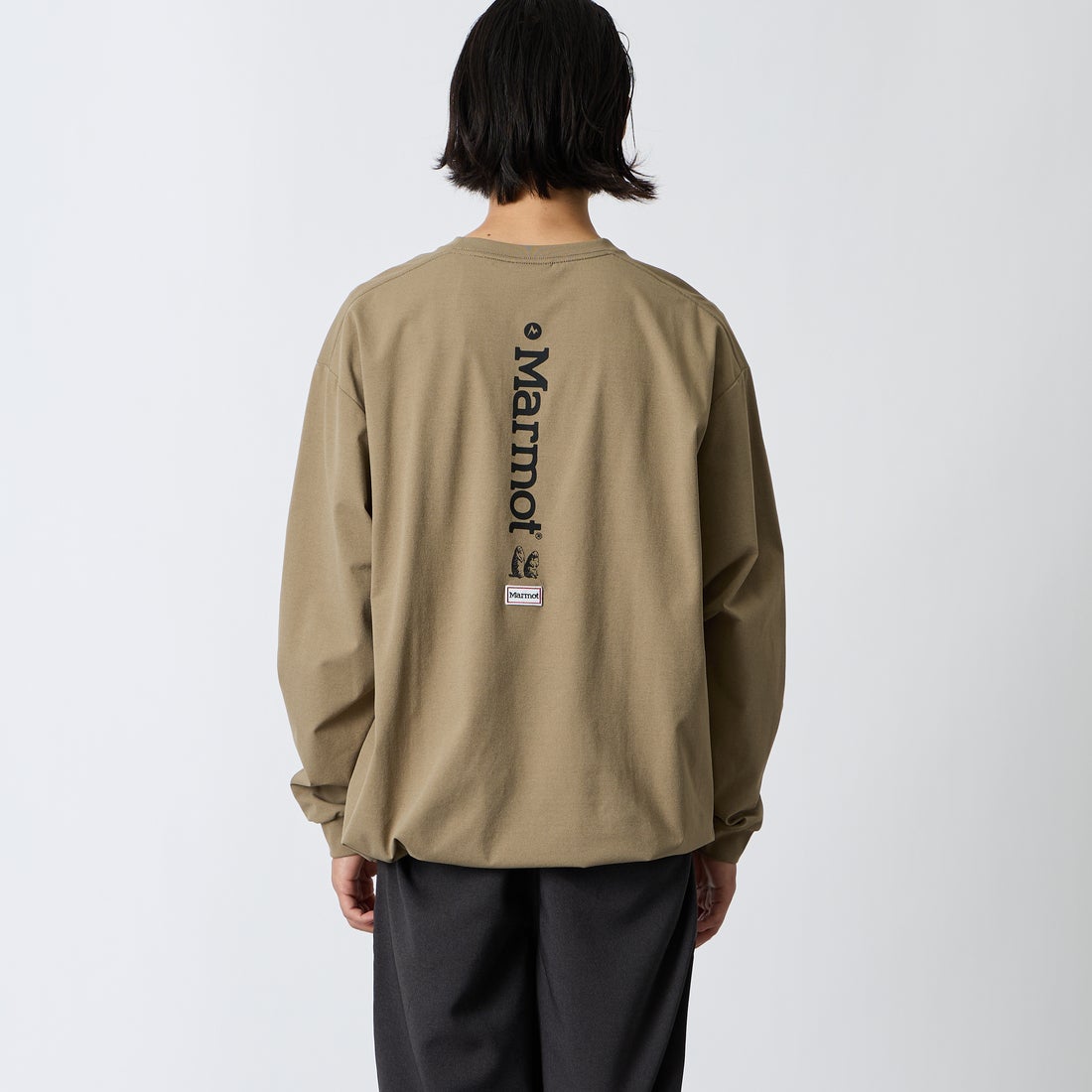 Marmot [マーモット] 別注 バーティカルロゴ バックプリントロンT [MTFW26ULS371IN-JF] D.BEIGE &&モデル身長：175cm 着用サイズ：L&&