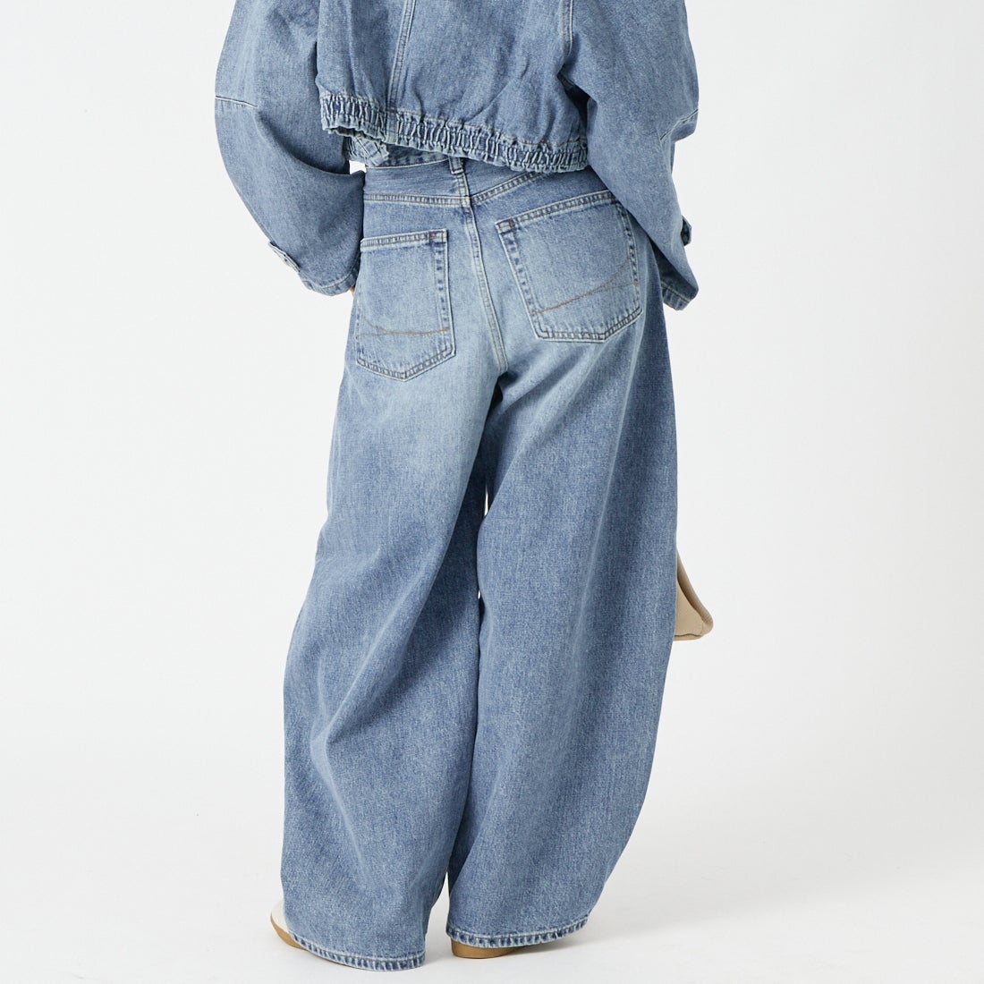 SOMETHING [サムシング] バギーバルーンデニムパンツ [SA1125] 66 L.BLUE &&モデル身長：162cm 着用サイズ：XS&&