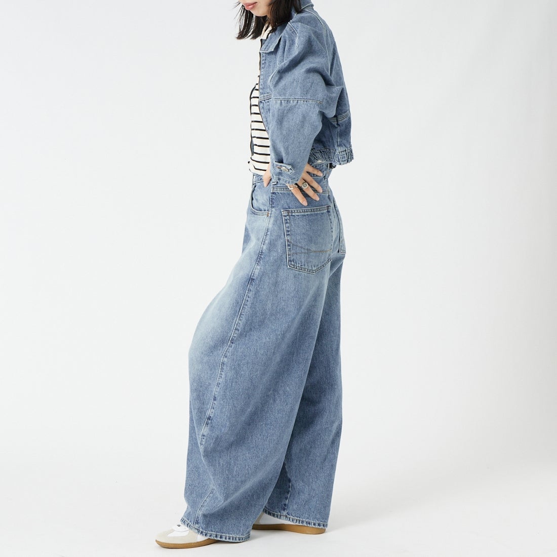 SOMETHING [サムシング] バギーバルーンデニムパンツ [SA1125] 66 L.BLUE &&モデル身長：162cm 着用サイズ：XS&&