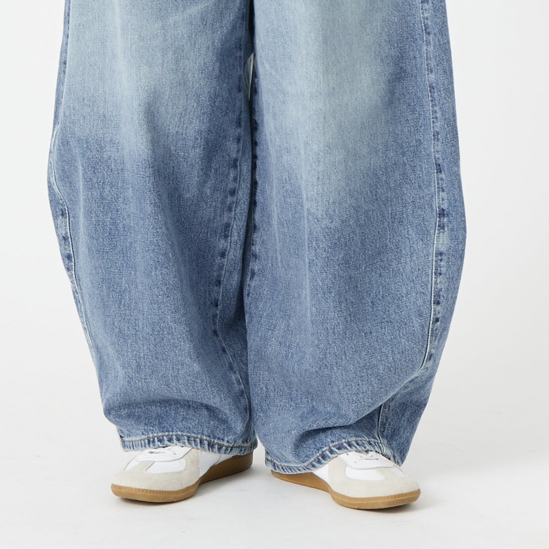 SOMETHING [サムシング] バギーバルーンデニムパンツ [SA1125] 66 L.BLUE &&モデル身長：162cm 着用サイズ：XS&&