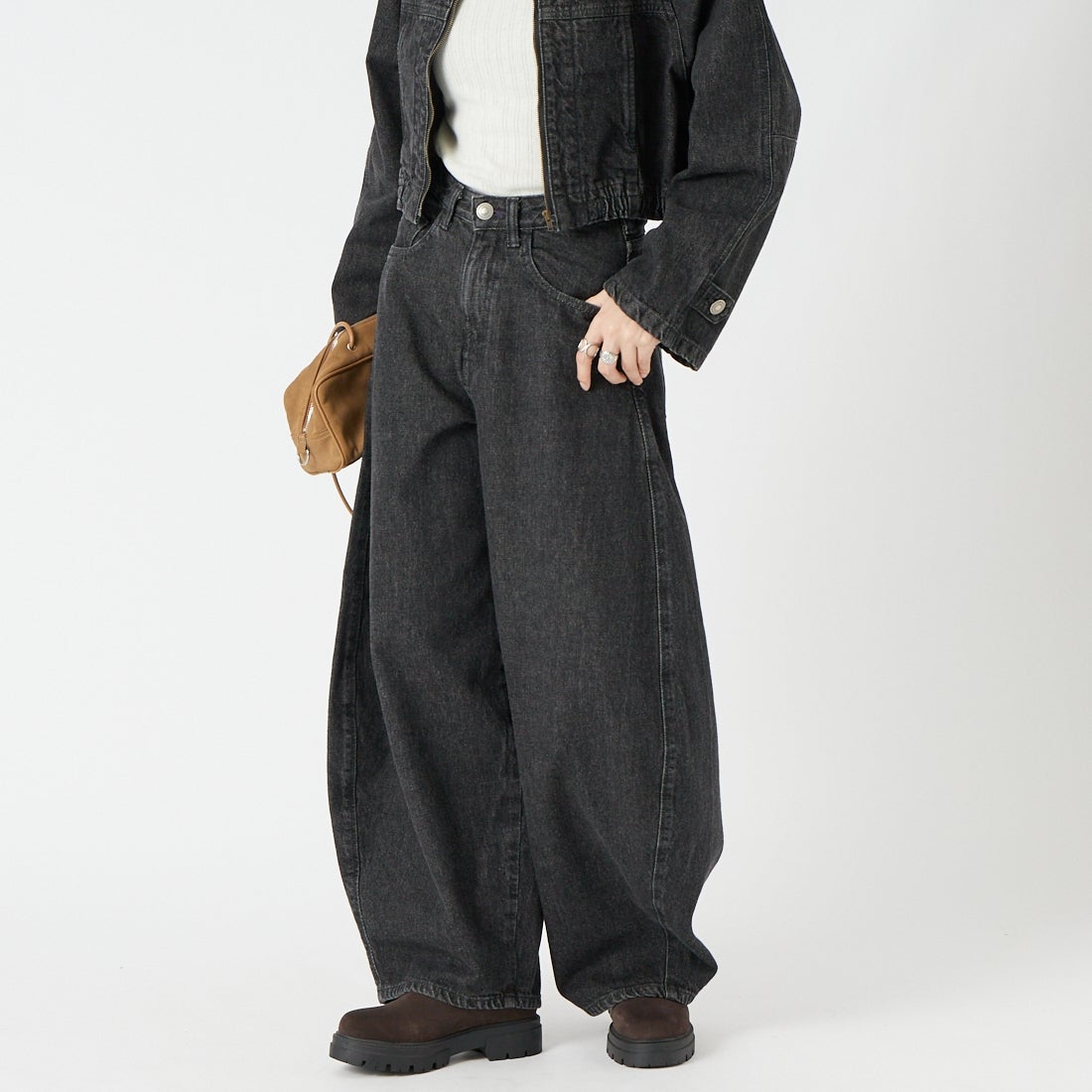 SOMETHING [サムシング] バギーバルーンデニムパンツ [SA1125] 83 BLACK &&モデル身長：162cm 着用サイズ：XS&&