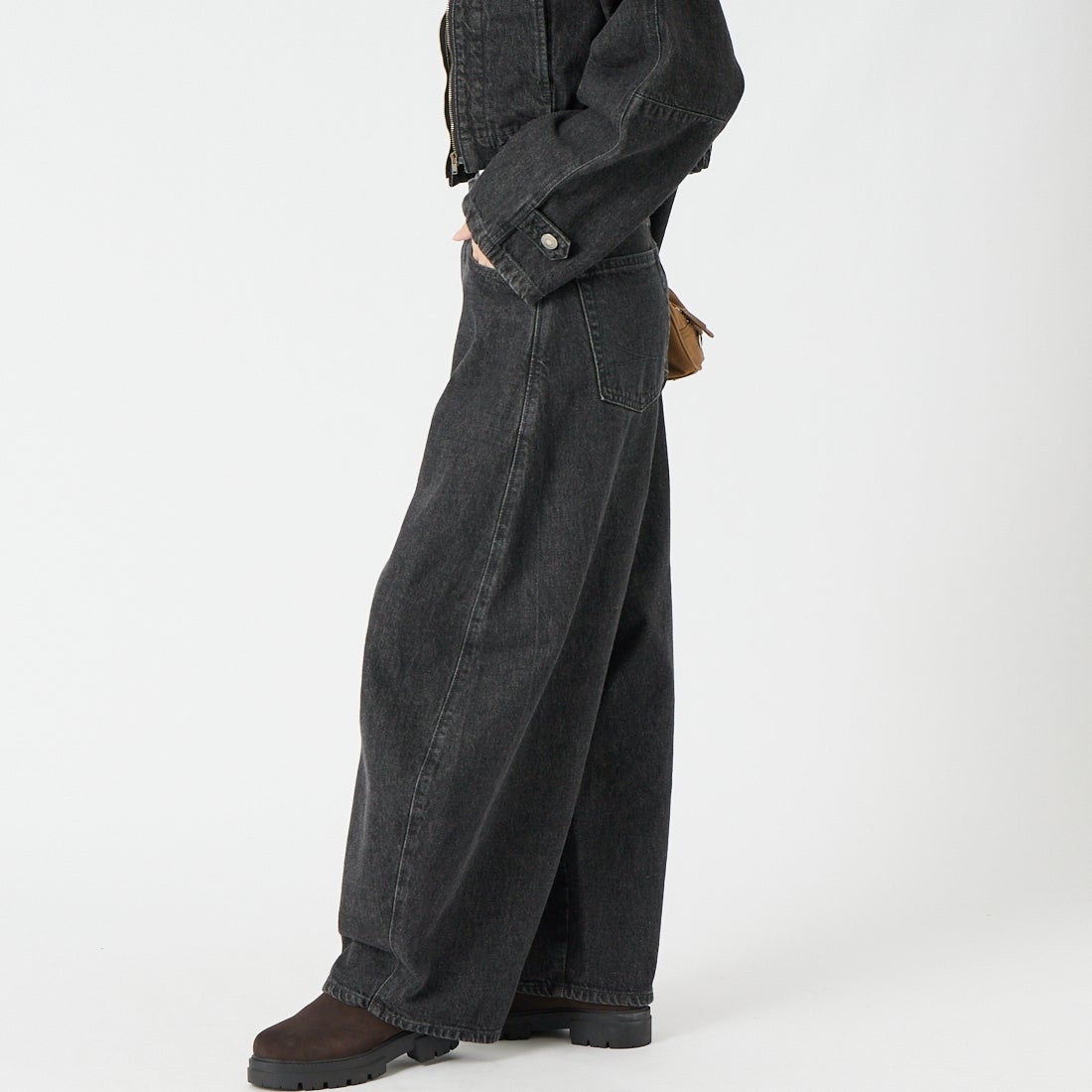 SOMETHING [サムシング] バギーバルーンデニムパンツ [SA1125] 83 BLACK &&モデル身長：162cm 着用サイズ：XS&&