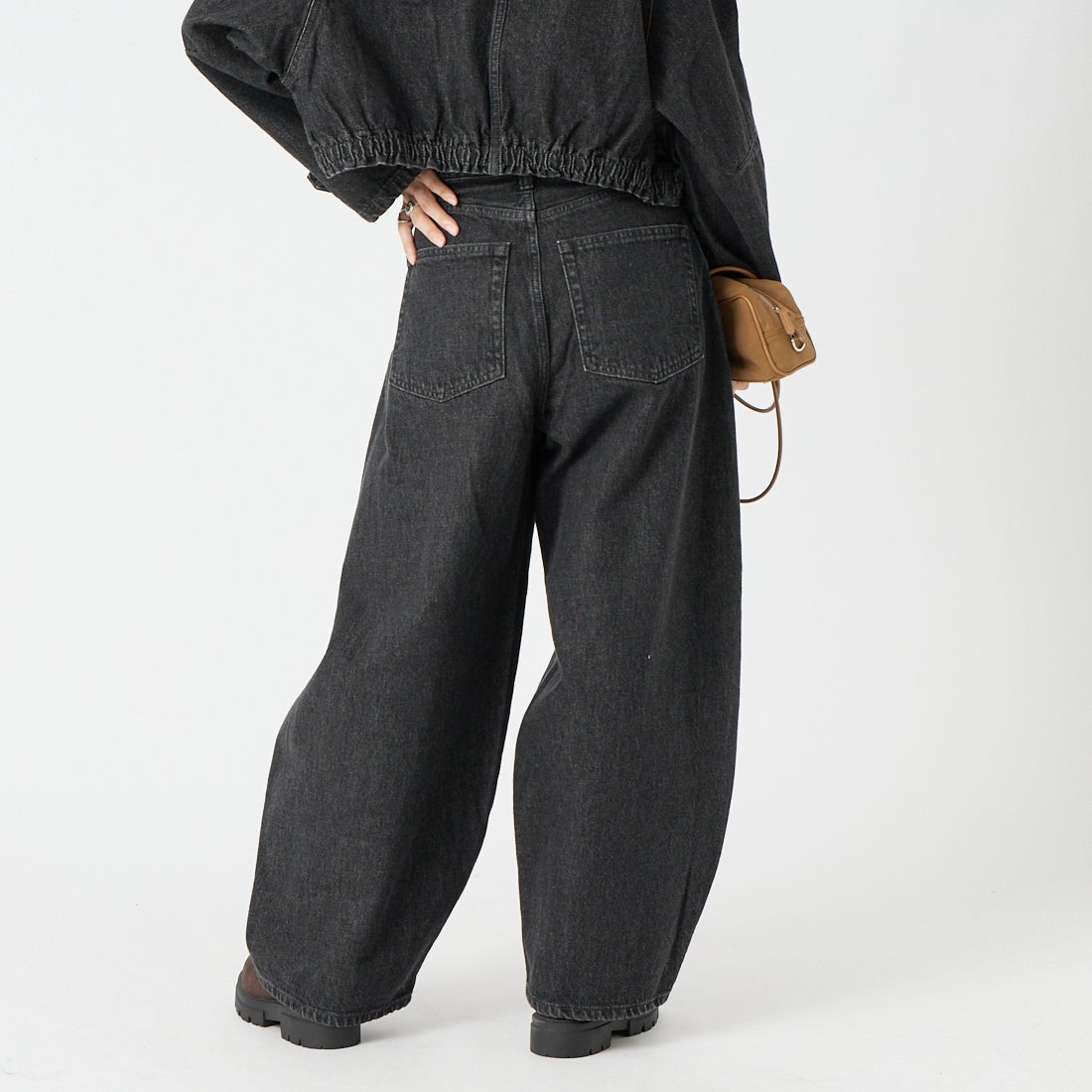 SOMETHING [サムシング] バギーバルーンデニムパンツ [SA1125] 83 BLACK &&モデル身長：162cm 着用サイズ：XS&&