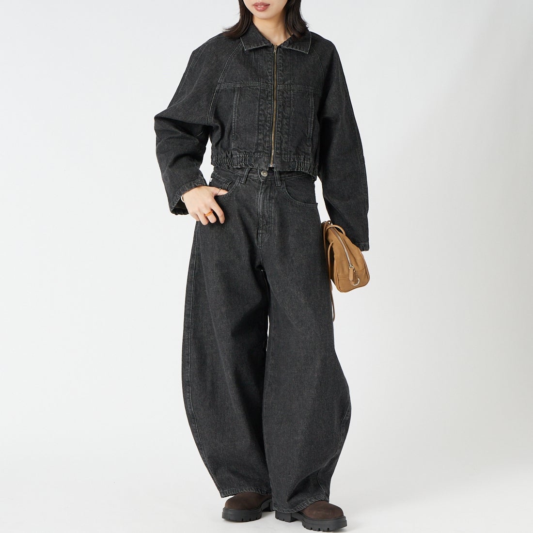 SOMETHING [サムシング] バギーバルーンデニムパンツ [SA1125] 83 BLACK &&モデル身長：162cm 着用サイズ：XS&&