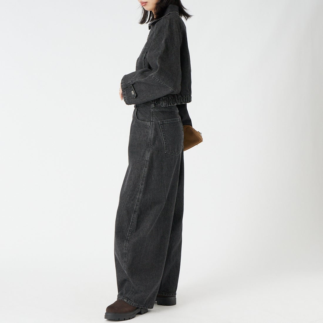 SOMETHING [サムシング] バギーバルーンデニムパンツ [SA1125] 83 BLACK &&モデル身長：162cm 着用サイズ：XS&&