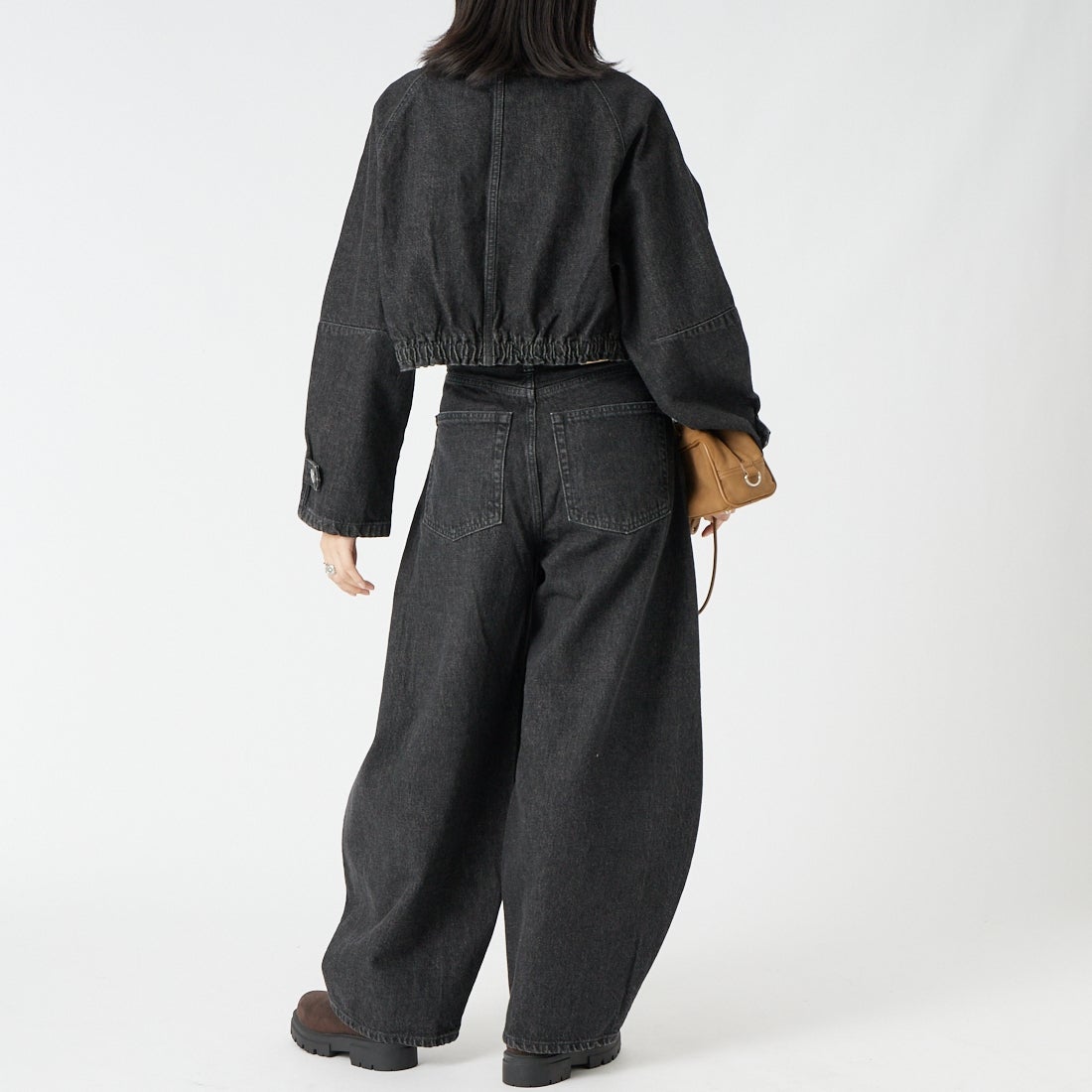 SOMETHING [サムシング] バギーバルーンデニムパンツ [SA1125] 83 BLACK &&モデル身長：162cm 着用サイズ：XS&&