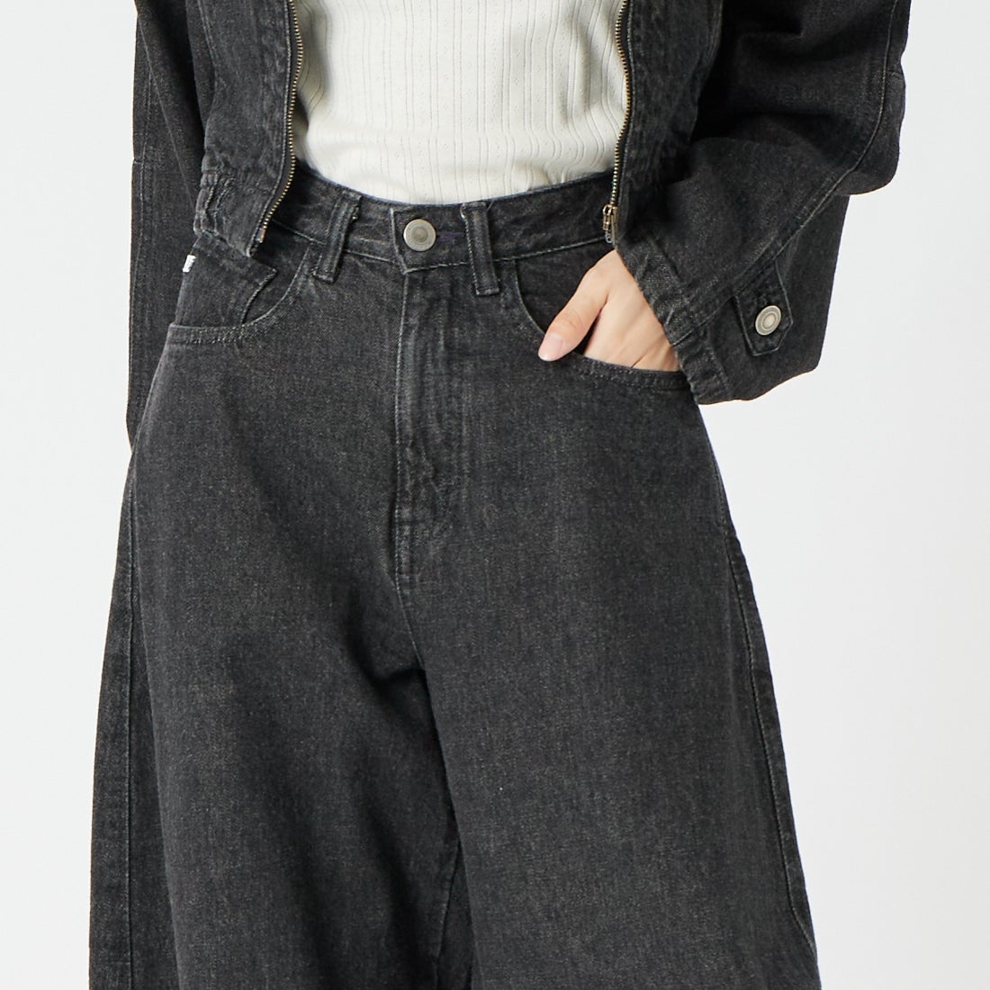 SOMETHING [サムシング] バギーバルーンデニムパンツ [SA1125] 83 BLACK &&モデル身長：162cm 着用サイズ：XS&&