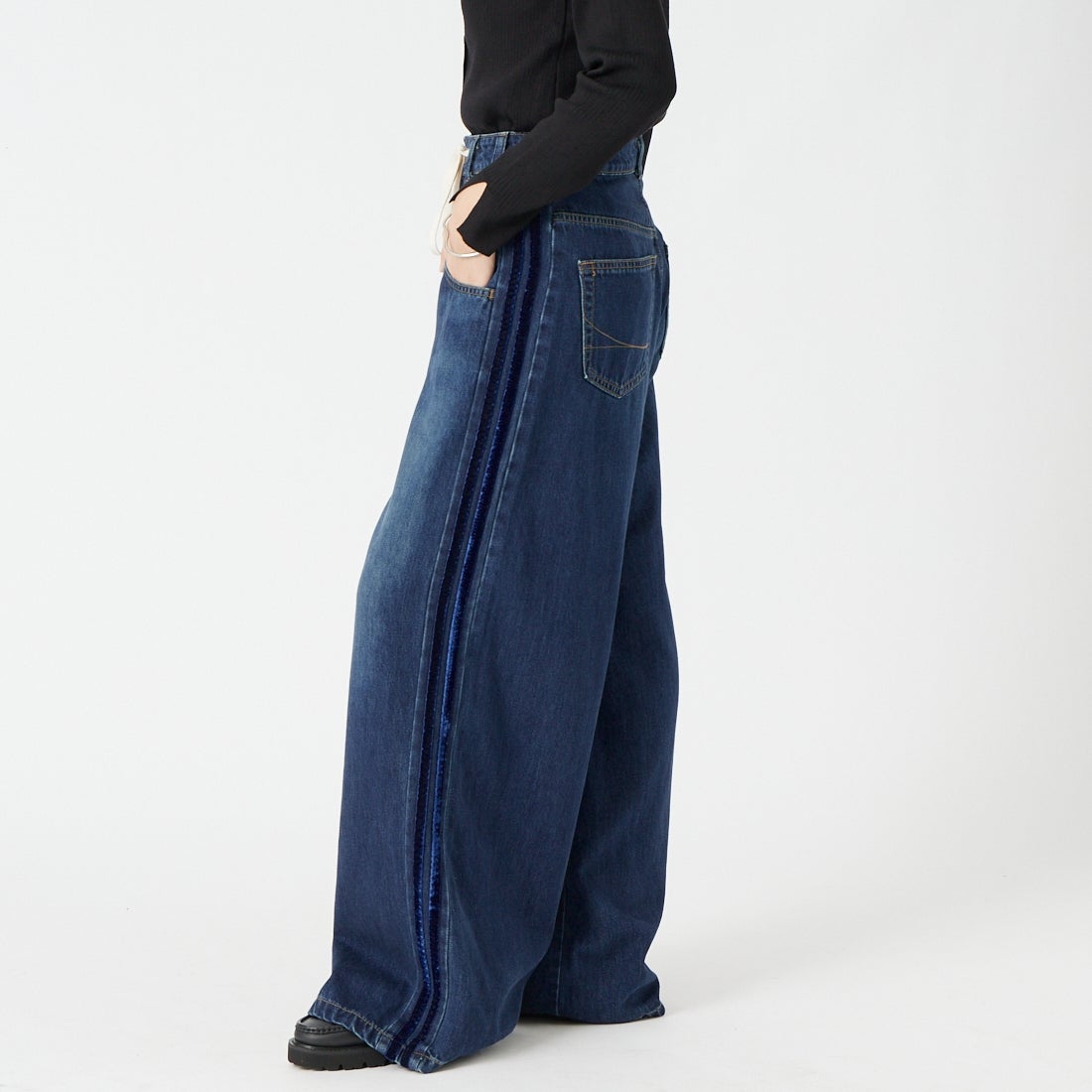 SOMETHING [サムシング] ドレープライン デニムパンツ [SA1128] 140 BLUE &&モデル身長：162cm 着用サイズ：S&&
