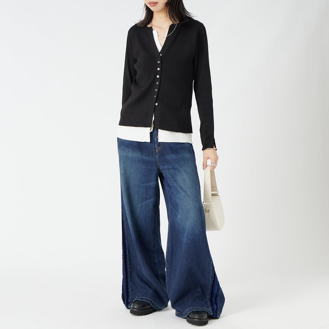 SOMETHING [サムシング] ドレープライン デニムパンツ [SA1128] 140 BLUE &&モデル身長：162cm 着用サイズ：S&&