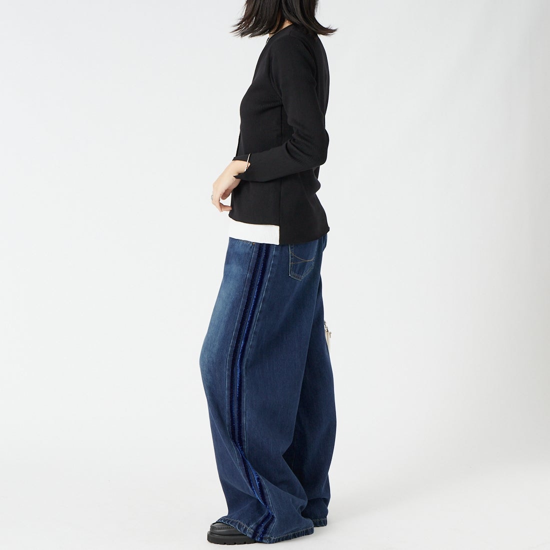 SOMETHING [サムシング] ドレープライン デニムパンツ [SA1128] 140 BLUE &&モデル身長：162cm 着用サイズ：S&&