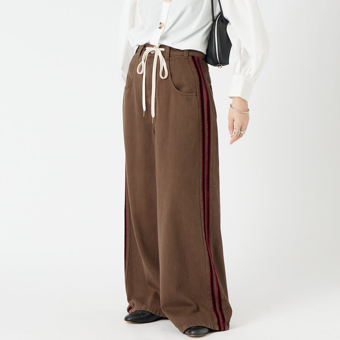 SOMETHING [サムシング] ドレープライン デニムパンツ [SA1128] 112 BROWN &&モデル身長：162cm 着用サイズ：S&&