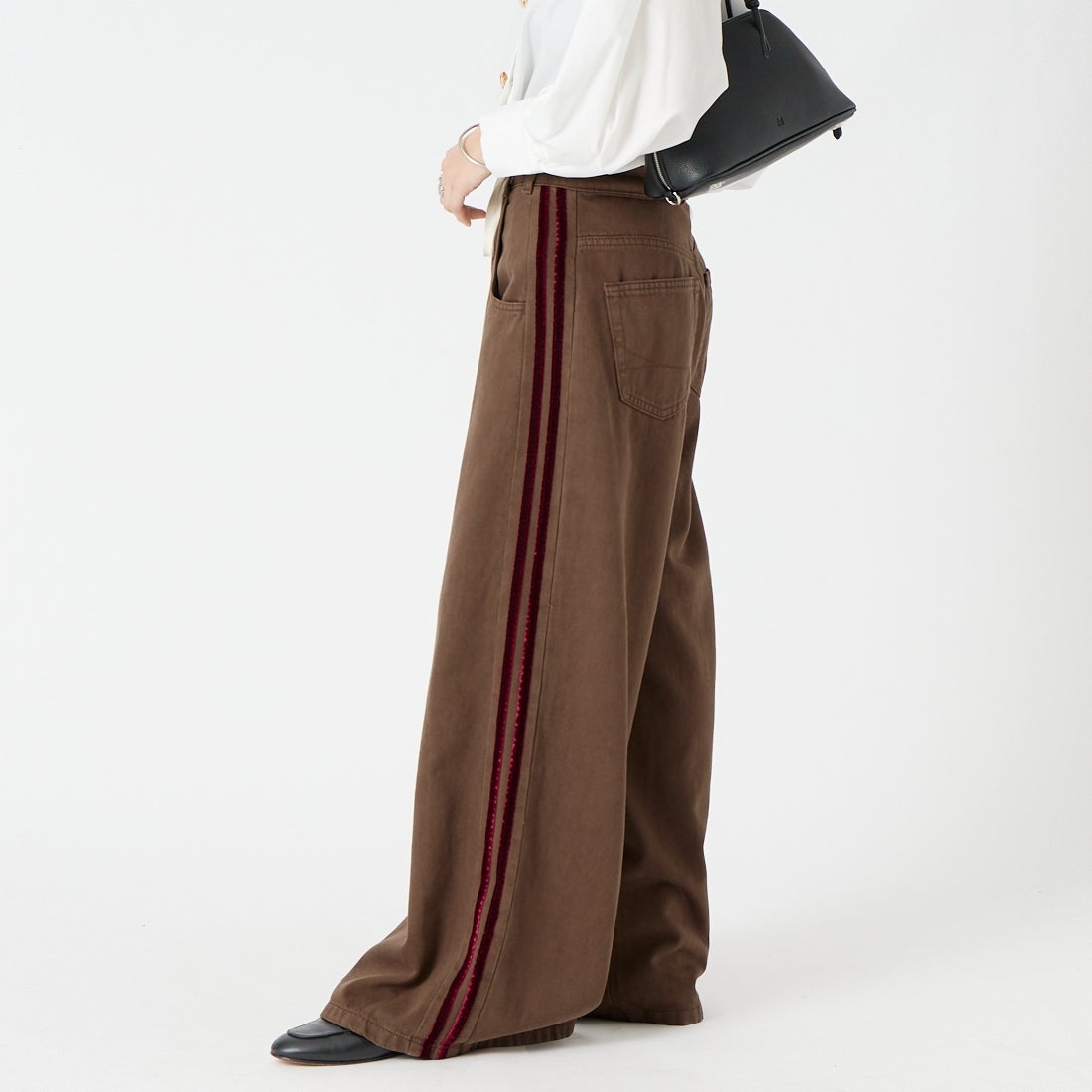 SOMETHING [サムシング] ドレープライン デニムパンツ [SA1128] 112 BROWN &&モデル身長：162cm 着用サイズ：S&&