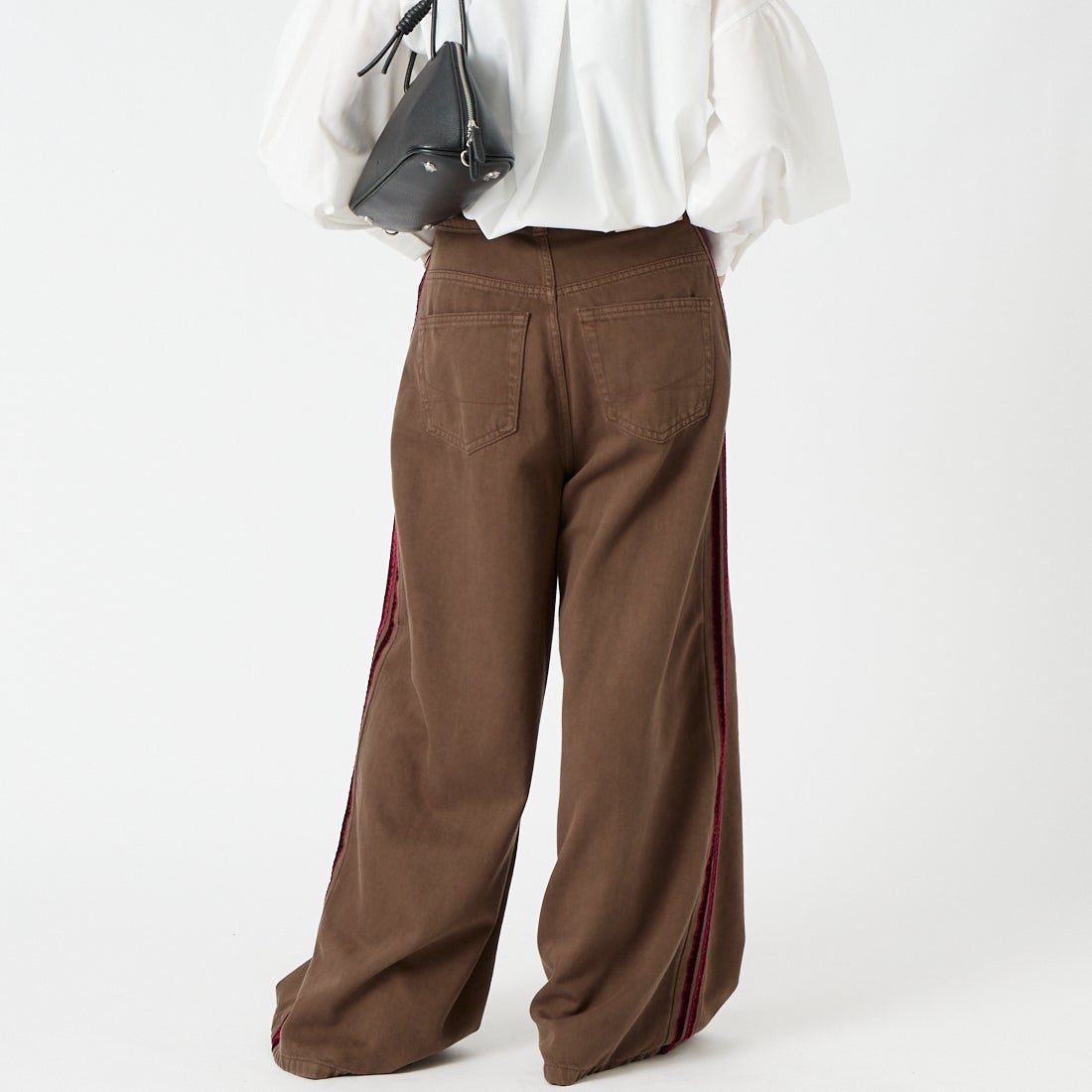 SOMETHING [サムシング] ドレープライン デニムパンツ [SA1128] 112 BROWN &&モデル身長：162cm 着用サイズ：S&&