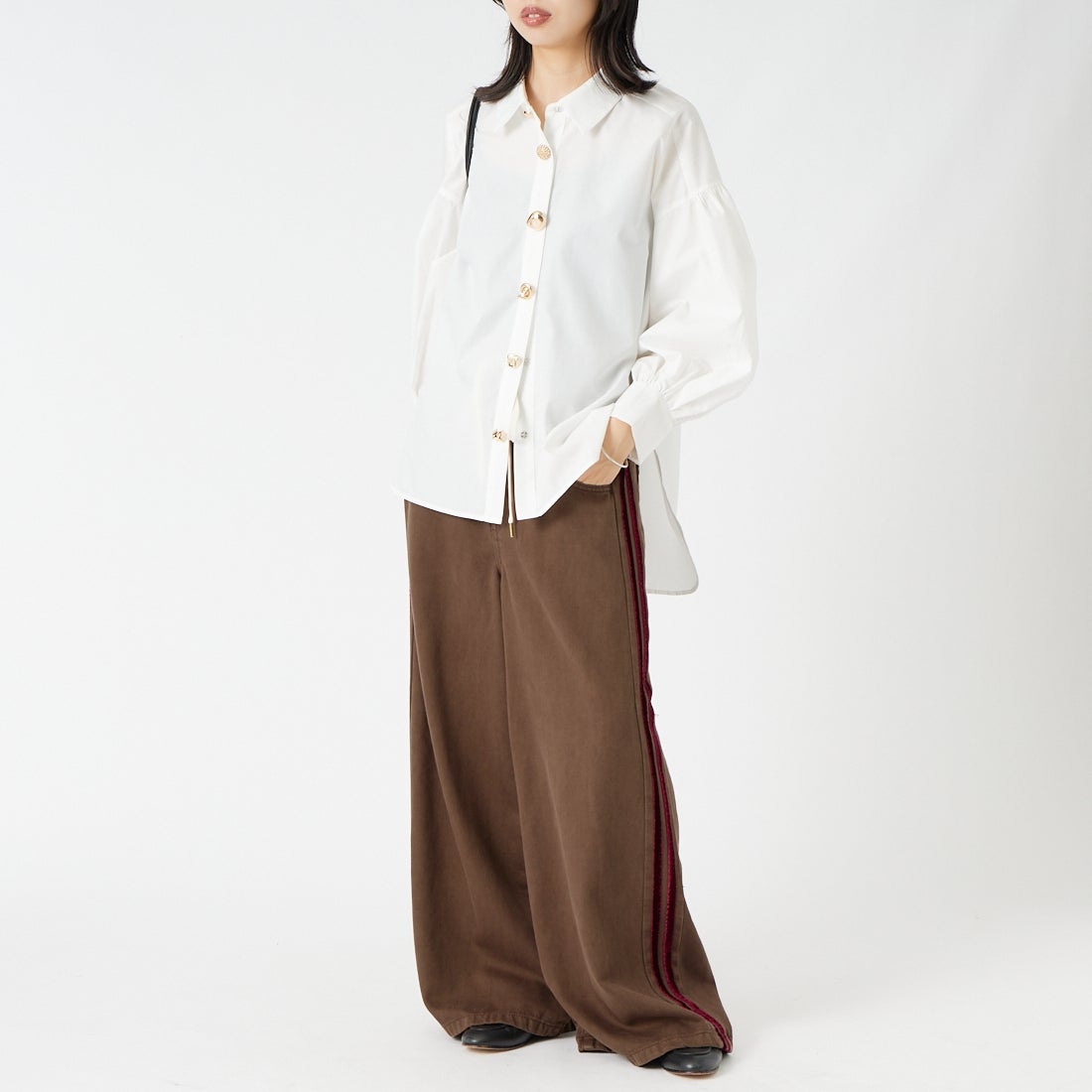 SOMETHING [サムシング] ドレープライン デニムパンツ [SA1128] 112 BROWN &&モデル身長：162cm 着用サイズ：S&&