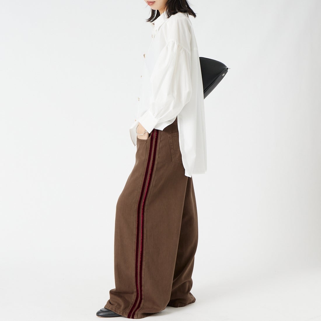 SOMETHING [サムシング] ドレープライン デニムパンツ [SA1128] 112 BROWN &&モデル身長：162cm 着用サイズ：S&&