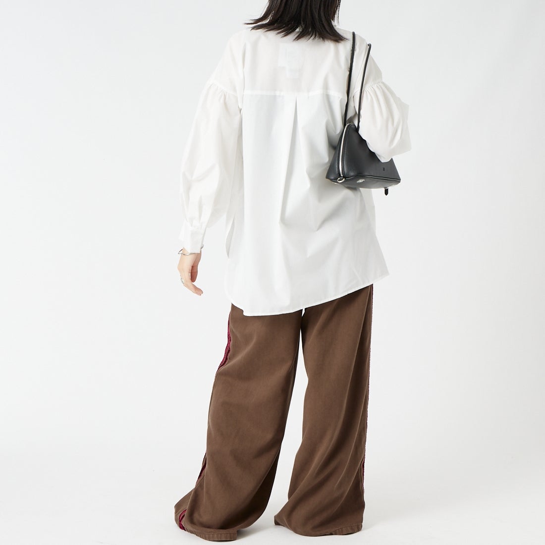 SOMETHING [サムシング] ドレープライン デニムパンツ [SA1128] 112 BROWN &&モデル身長：162cm 着用サイズ：S&&