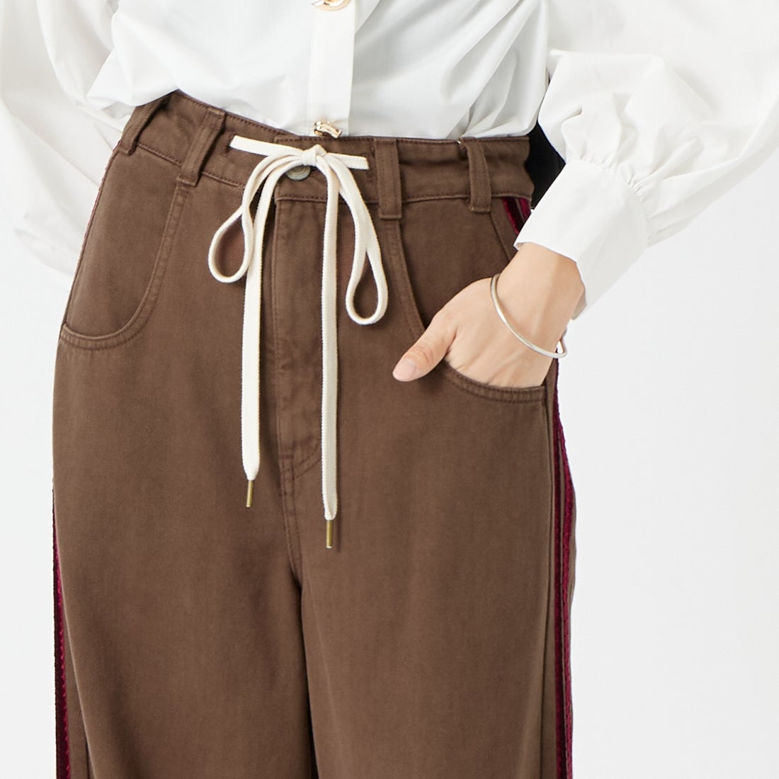 SOMETHING [サムシング] ドレープライン デニムパンツ [SA1128] 112 BROWN &&モデル身長：162cm 着用サイズ：S&&