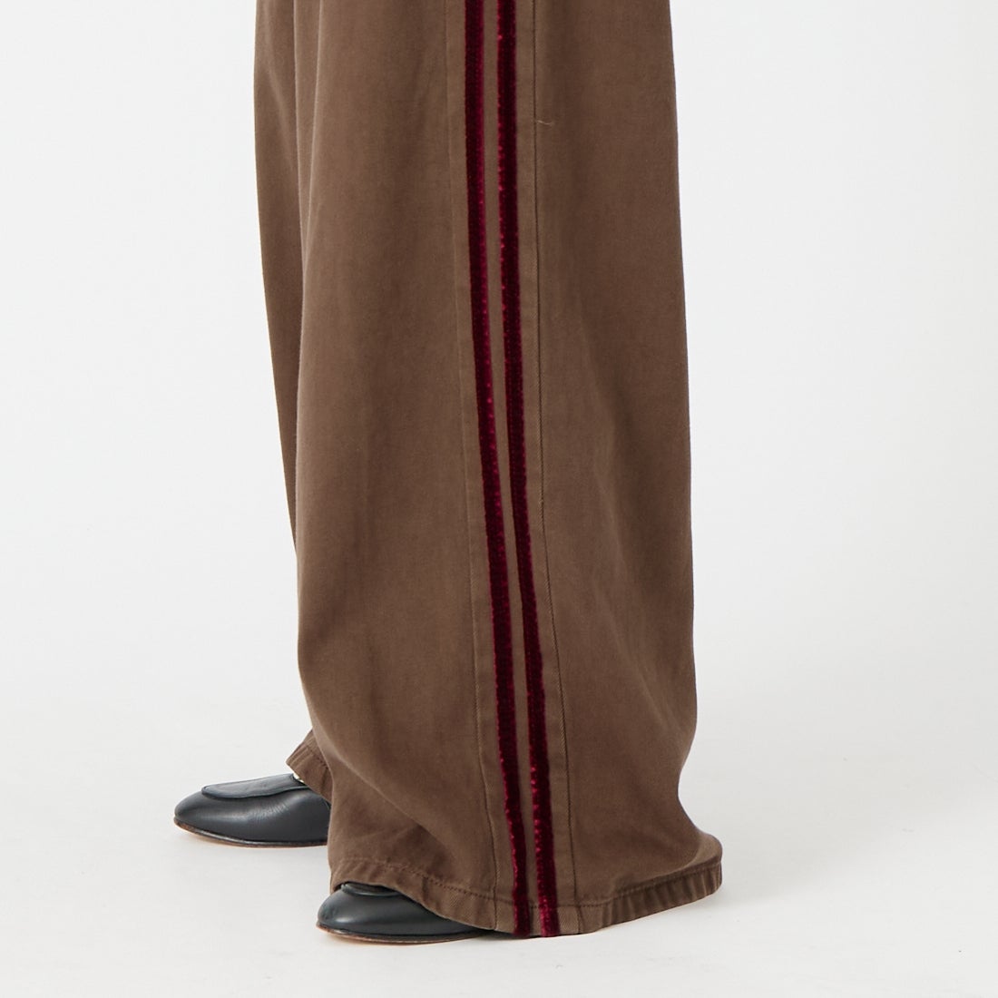SOMETHING [サムシング] ドレープライン デニムパンツ [SA1128] 112 BROWN &&モデル身長：162cm 着用サイズ：S&&