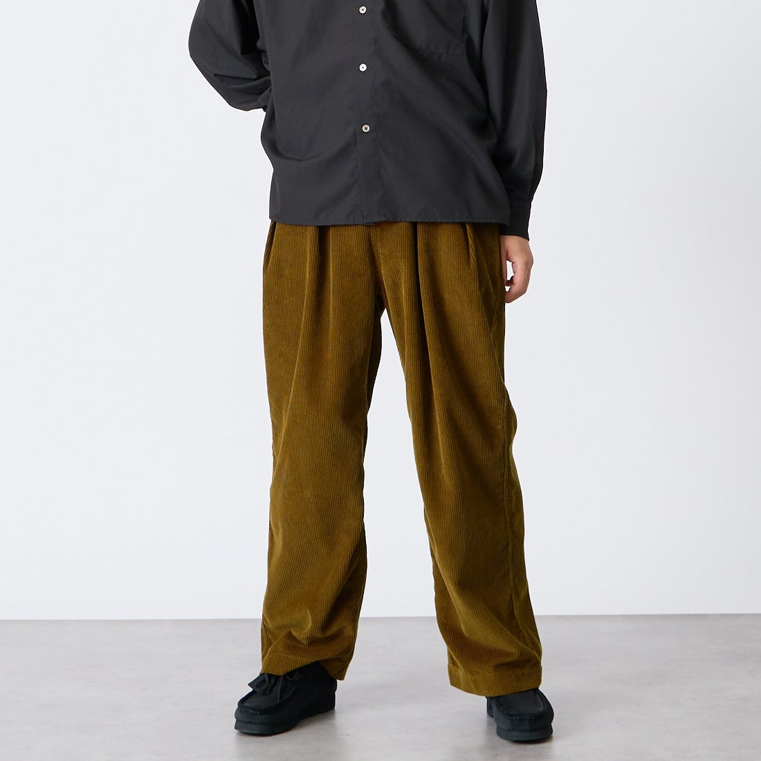 iori [イオリ] 別注 コーデュロイ2タックトラウザーズ [IORI90-JF] BROWN &&モデル身長：175cm 着用サイズ：2&&