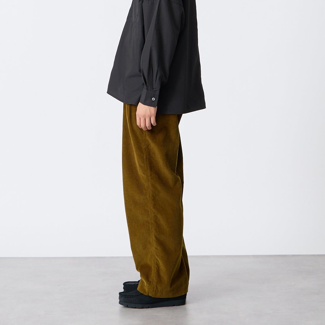 iori [イオリ] 別注 コーデュロイ2タックトラウザーズ [IORI90-JF] BROWN &&モデル身長：175cm 着用サイズ：2&&