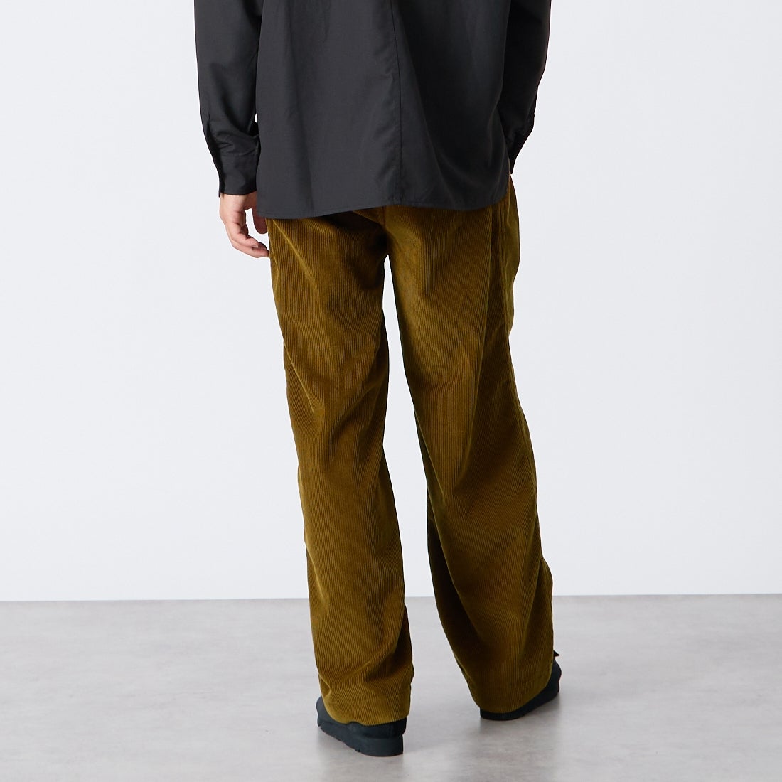 iori [イオリ] 別注 コーデュロイ2タックトラウザーズ [IORI90-JF] BROWN &&モデル身長：175cm 着用サイズ：2&&