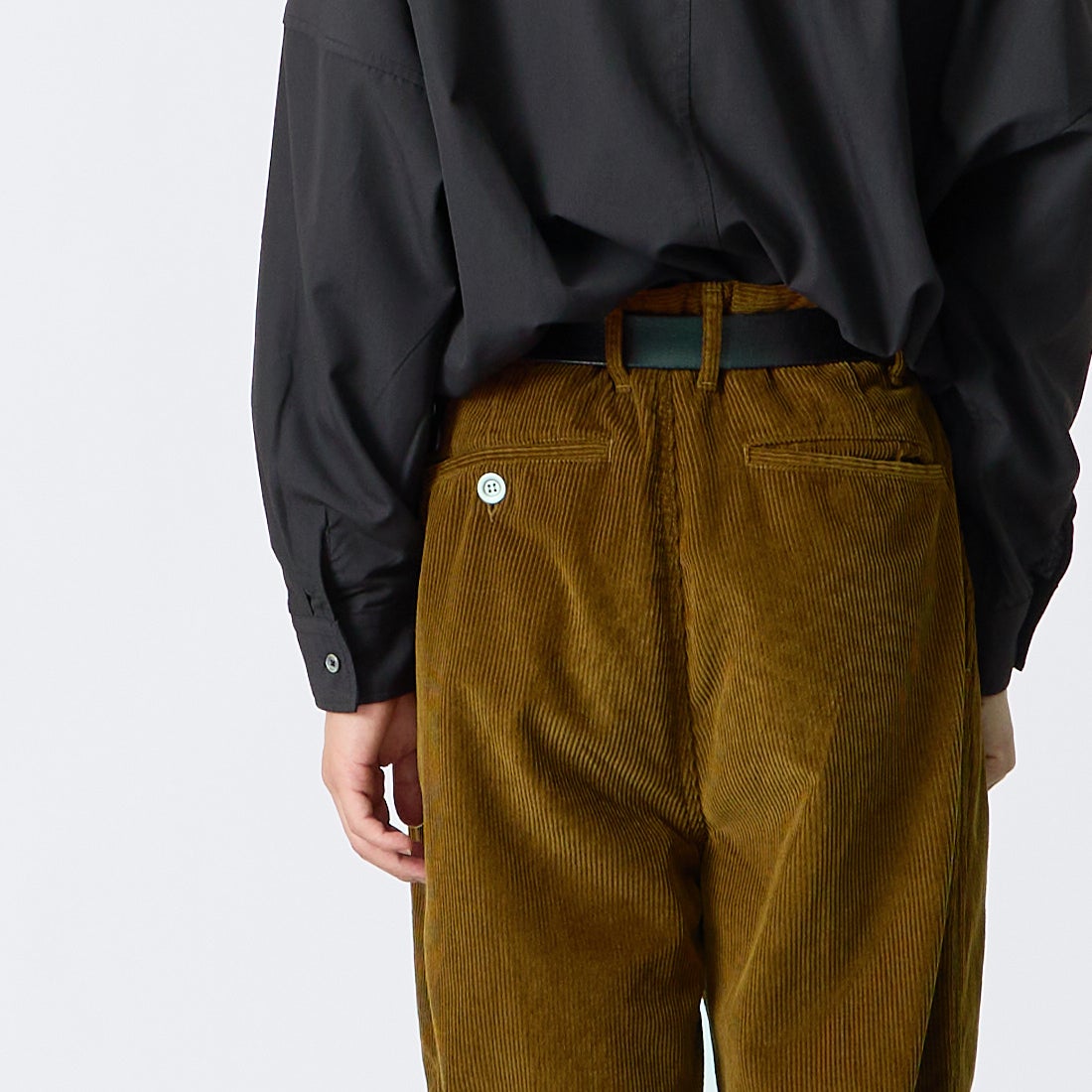 iori [イオリ] 別注 コーデュロイ2タックトラウザーズ [IORI90-JF] BROWN &&モデル身長：175cm 着用サイズ：2&&