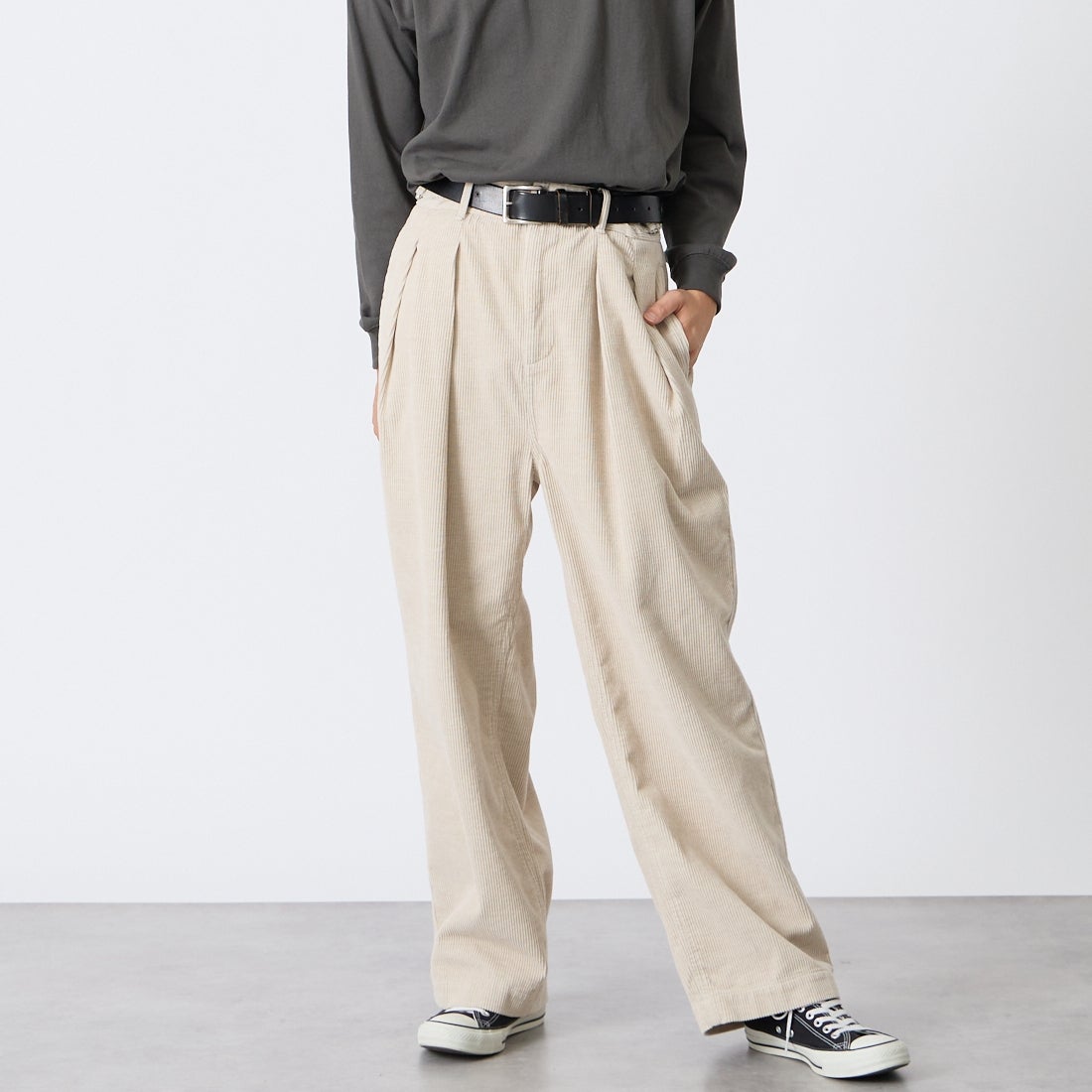 iori [イオリ] 別注 コーデュロイ2タックトラウザーズ [IORI90-JF] BEIGE &&モデル身長：175cm 着用サイズ：2&&