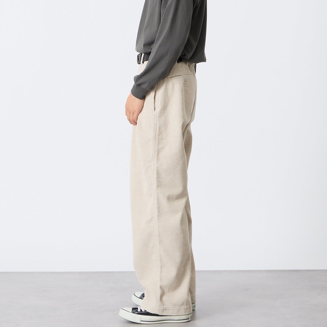 iori [イオリ] 別注 コーデュロイ2タックトラウザーズ [IORI90-JF] BEIGE &&モデル身長：175cm 着用サイズ：2&&