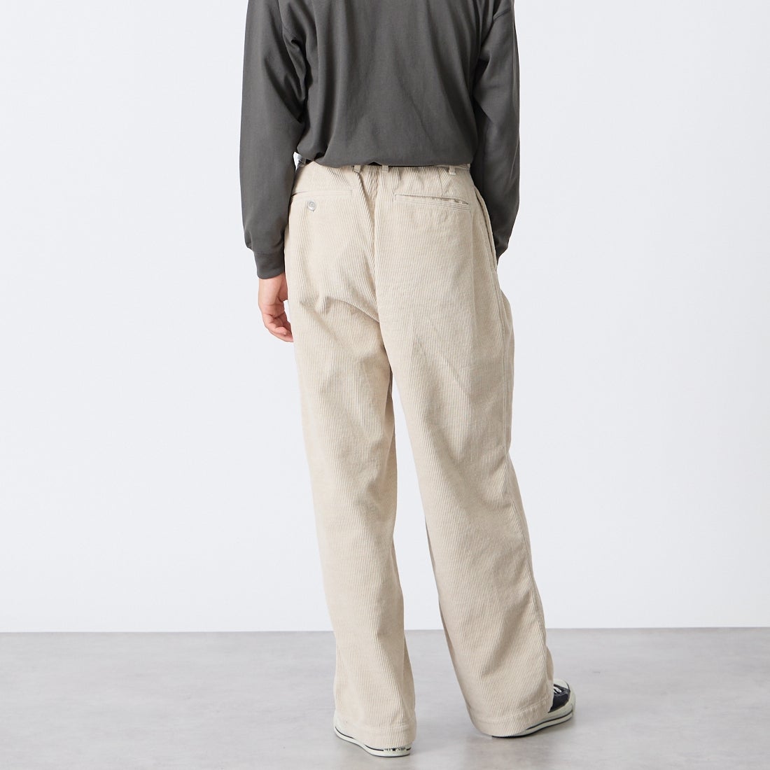 iori [イオリ] 別注 コーデュロイ2タックトラウザーズ [IORI90-JF] BEIGE &&モデル身長：175cm 着用サイズ：2&&