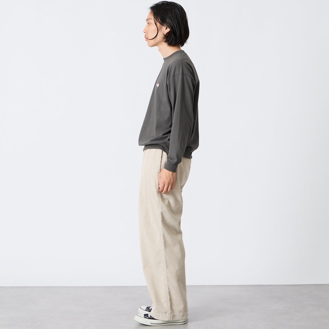 iori [イオリ] 別注 コーデュロイ2タックトラウザーズ [IORI90-JF] BEIGE &&モデル身長：175cm 着用サイズ：2&&