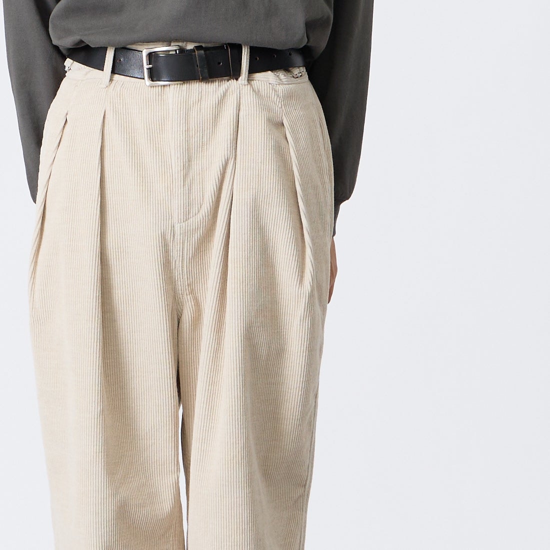 iori [イオリ] 別注 コーデュロイ2タックトラウザーズ [IORI90-JF] BEIGE &&モデル身長：175cm 着用サイズ：2&&