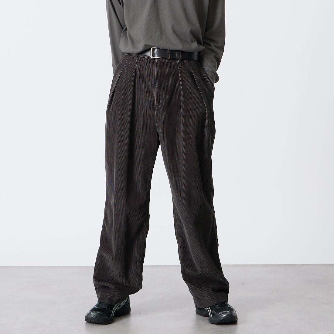 iori [イオリ] 別注 コーデュロイ2タックトラウザーズ [IORI90-JF] CHARCOAL &&モデル身長：175cm 着用サイズ：2&&