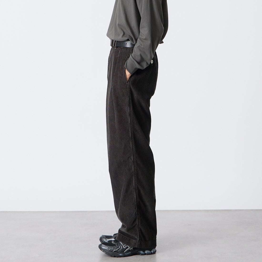 iori [イオリ] 別注 コーデュロイ2タックトラウザーズ [IORI90-JF] CHARCOAL &&モデル身長：175cm 着用サイズ：2&&