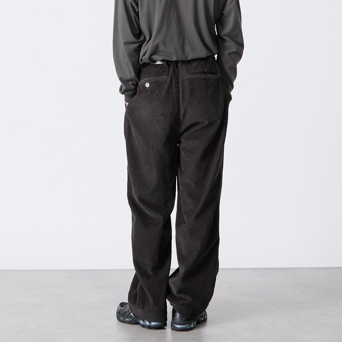 iori [イオリ] 別注 コーデュロイ2タックトラウザーズ [IORI90-JF] CHARCOAL &&モデル身長：175cm 着用サイズ：2&&